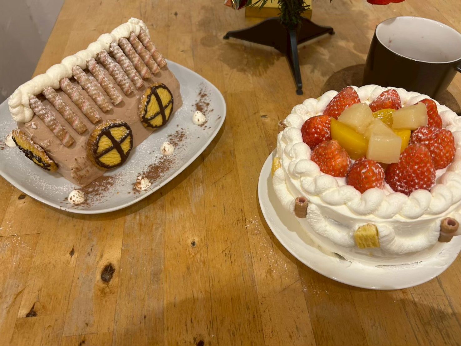 手作りのお菓子の家ケーキといちごのショートケーキ