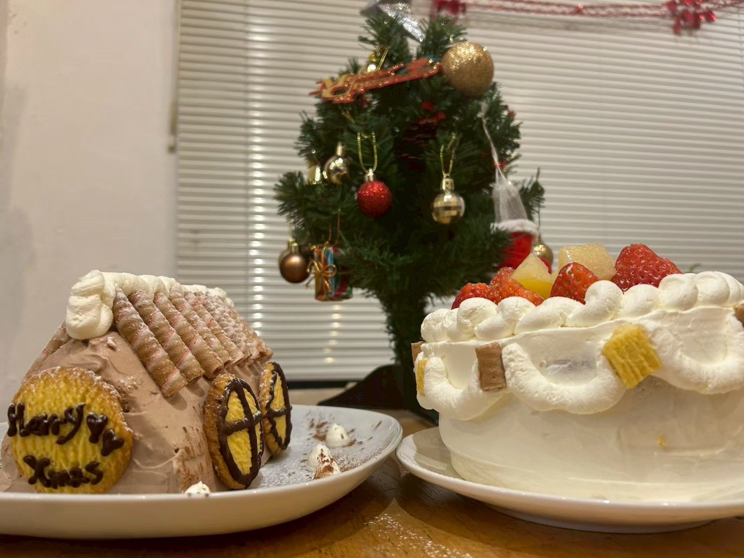 クリスマスツリーの前に並んだ2つの手作りケーキ