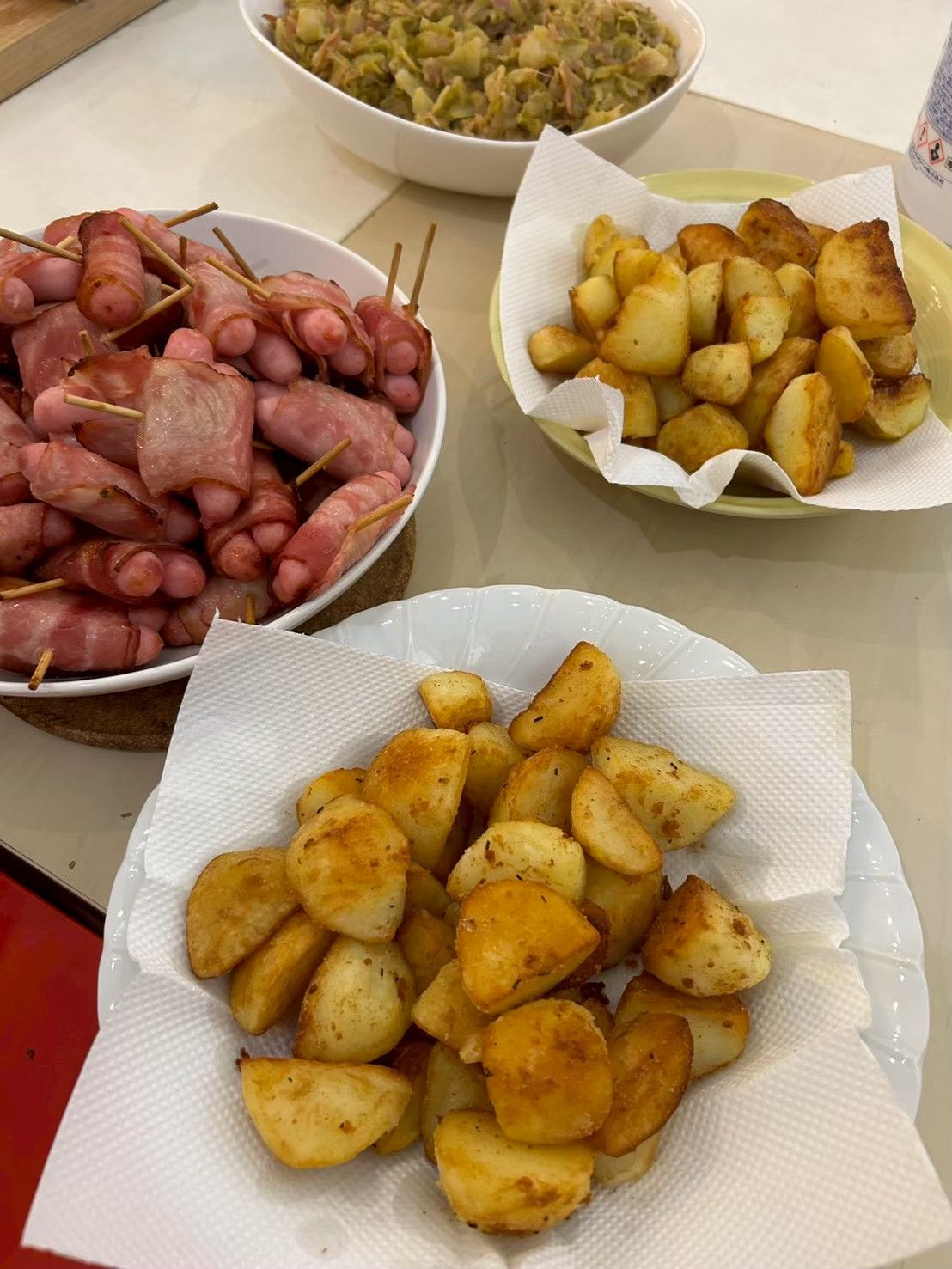 カリカリに揚がったローストポテトとソーセージ