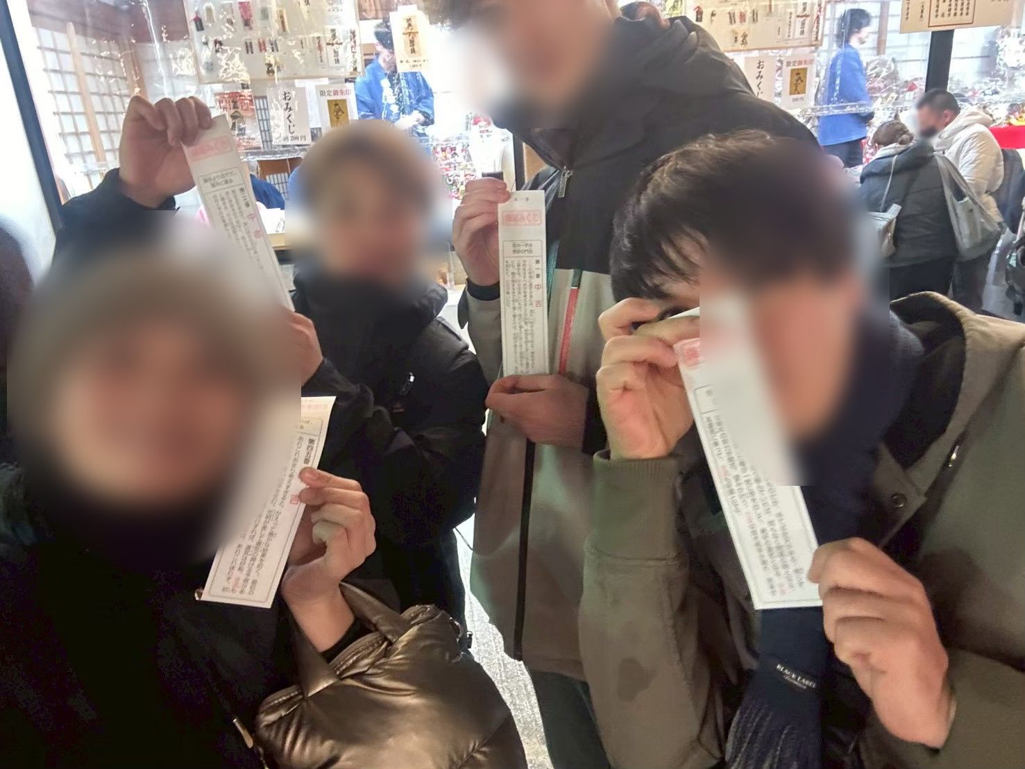 おみくじを引いて結果を見せ合うメンバー