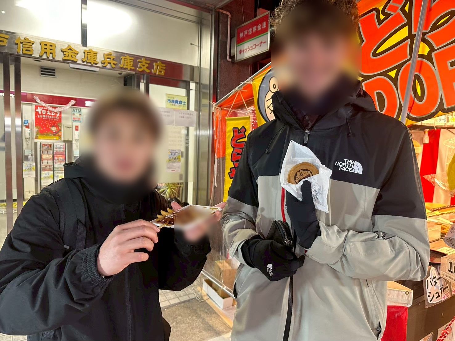 商店街で食べ歩きをする住人ふたり