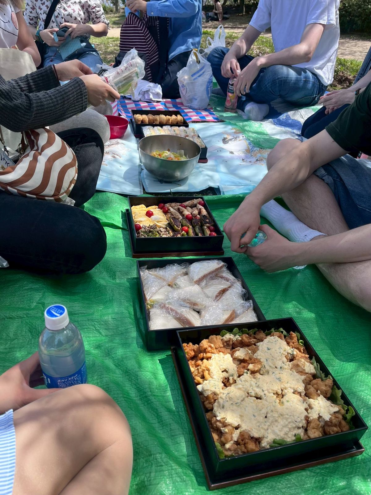 重箱に詰めた手作りのお弁当。卵焼き・肉巻き・いなり寿司・サンドイッチ・チキン南蛮