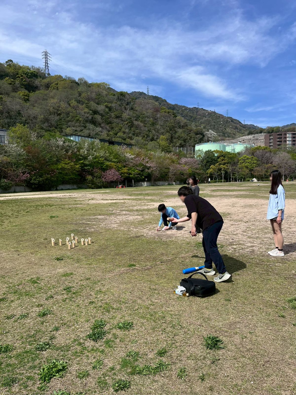 公園の広場でモルックで遊ぶ様子