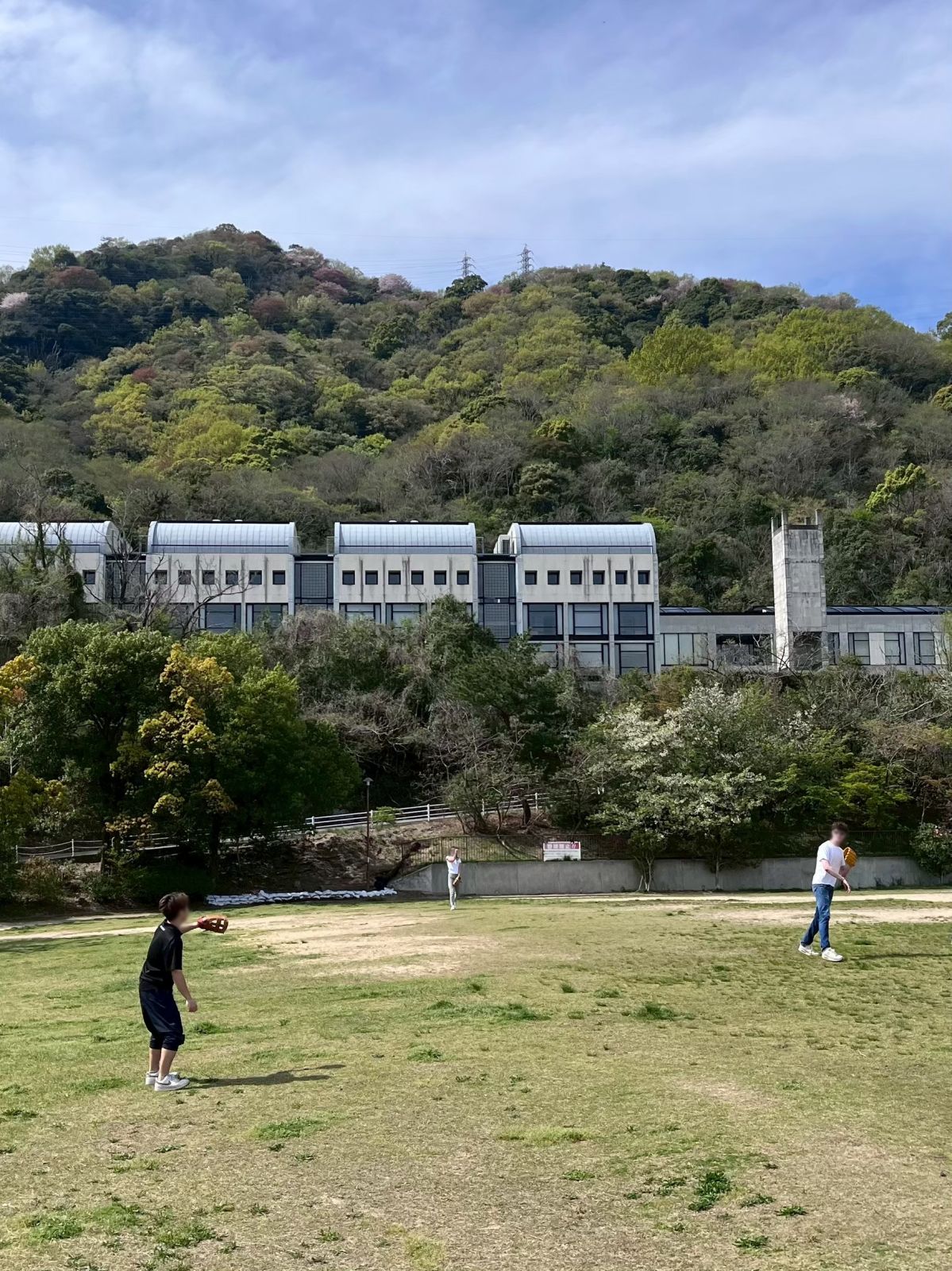 六甲の山並みを背にキャッチボール