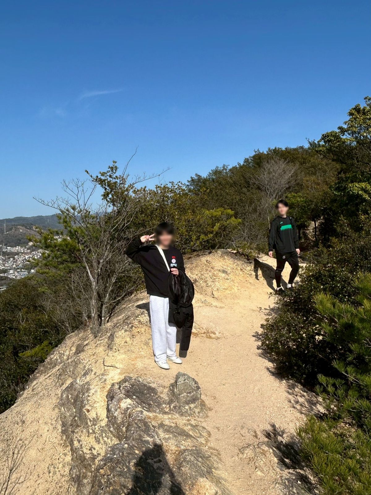 岩尾根の登山道を歩く住人たち