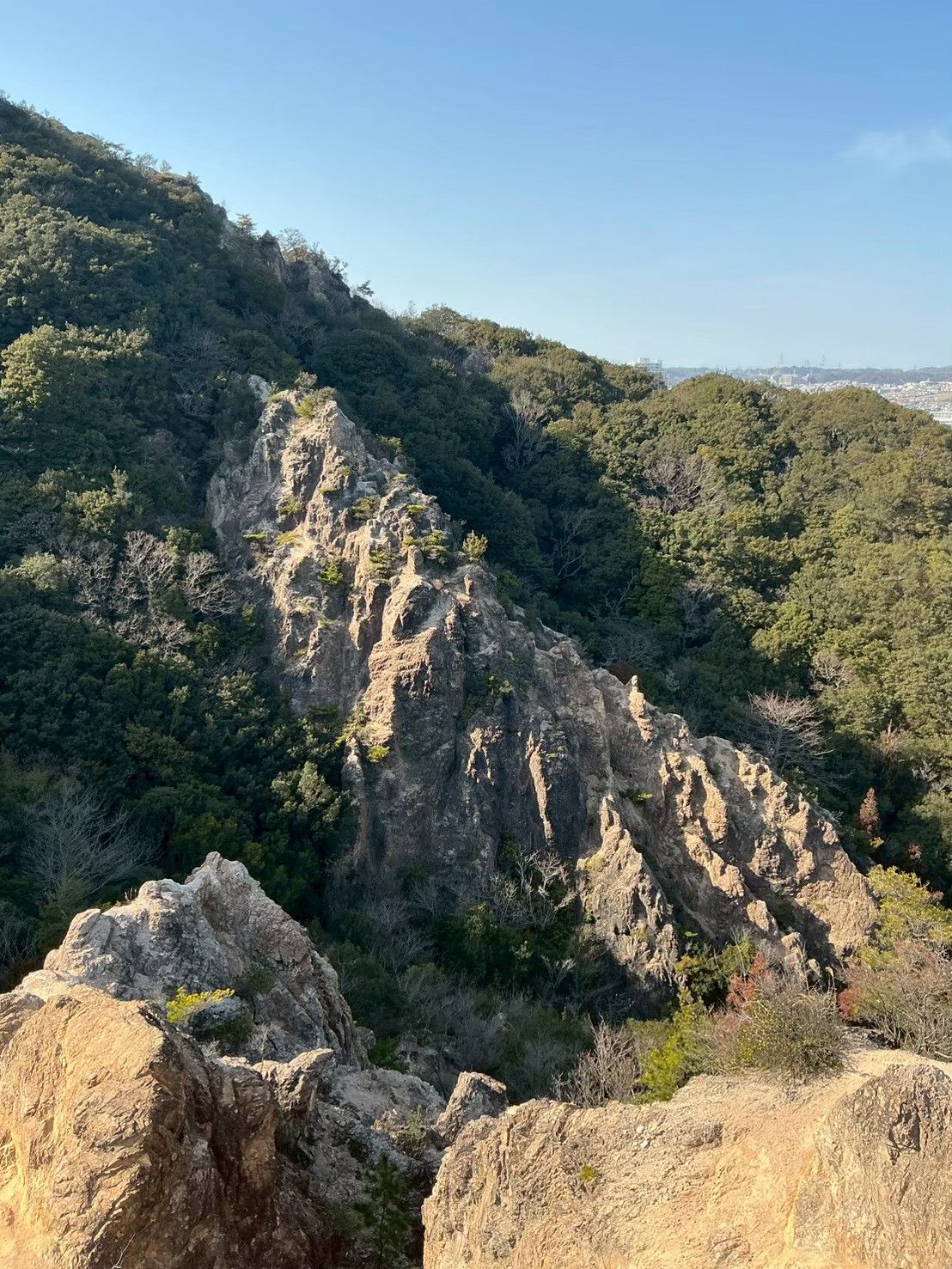 切り立った花崗岩の尾根が続く馬の背の全景