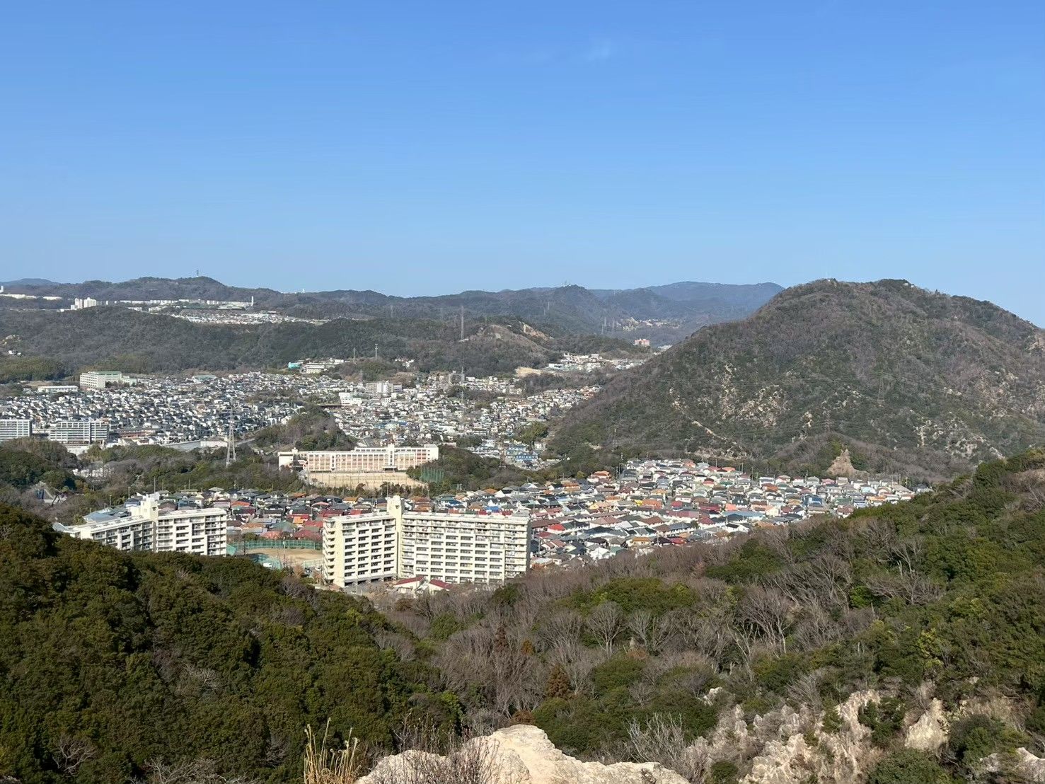 山あいから見下ろす神戸の住宅街