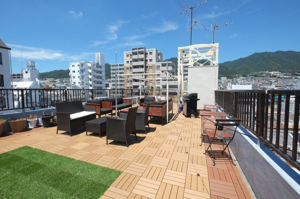 屋上テラス（神戸の山と街を望む）